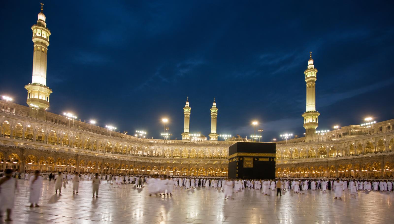 Harem u Meki noću sa Kabom i minaretima, hadžije u ihramima tokom tavafa